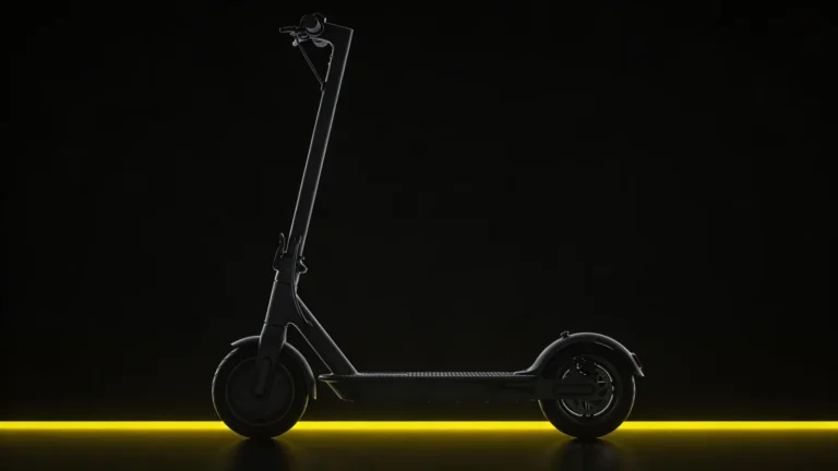 E-Scooter Tuning Rechtslage 2026: editoriale Silhouette eines Kick-Scooters mit gelbem Lichtstreifen auf Schwarz