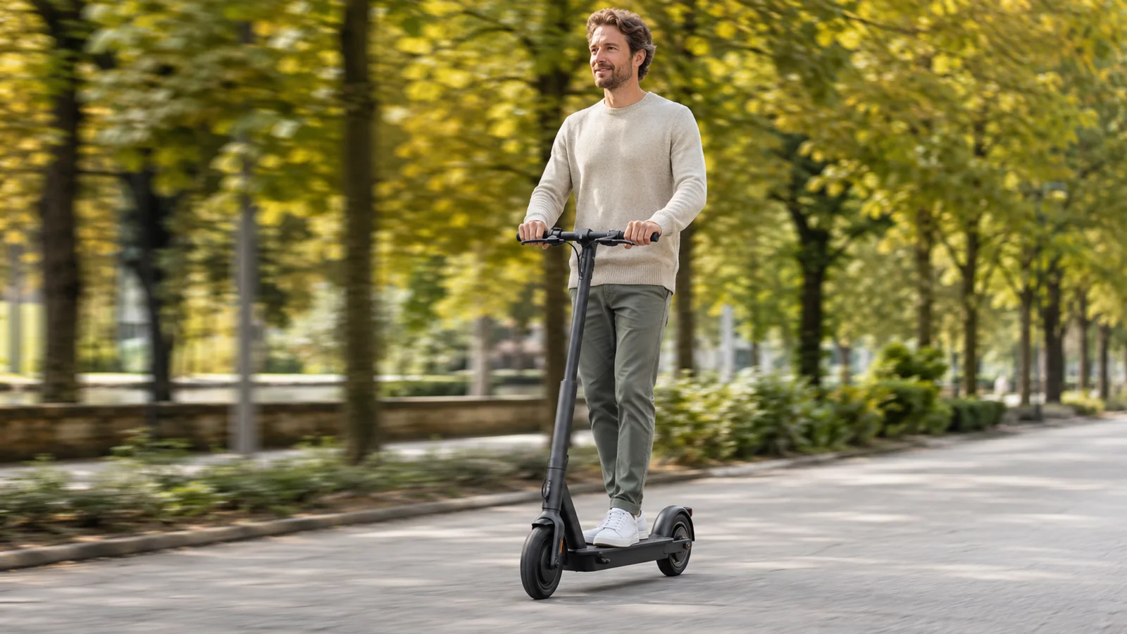 Person fährt entspannt auf modernem E-Scooter über ruhigen Weg – Komfort-Check