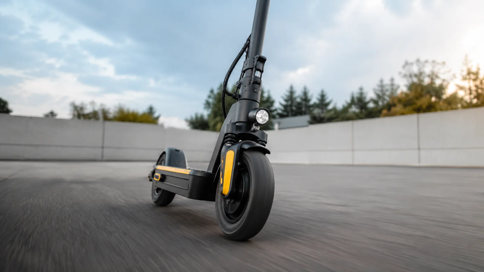 E-Scooter auf leerer Privatfläche in dynamischer Pose – Elektroroller schneller machen