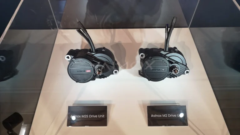 Zwei DJI-Avinox-Mittelmotoren in einer Vitrine auf der Eurobike 2026