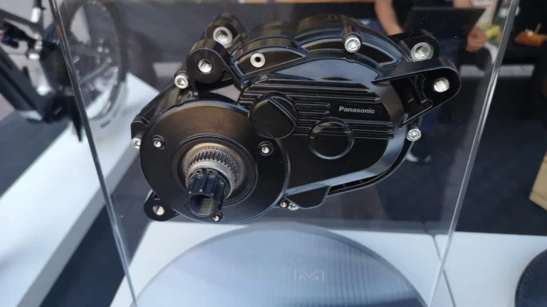 Antriebseinheit mit Getriebe in einer Vitrine auf der Eurobike 2026