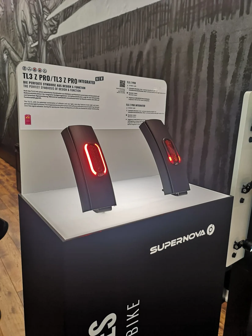 Zwei Supernova-Rücklichter am Messestand der Eurobike 2026