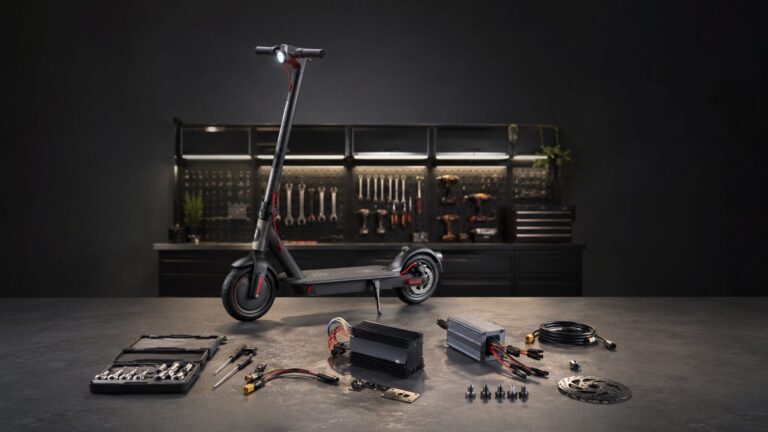 Werkbank mit E-Scooter und Werkzeug für Hardware-Tuning