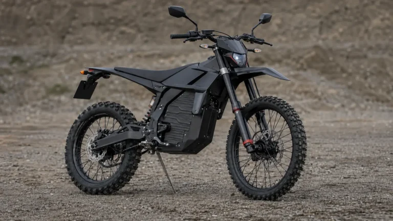 Altis Sigma Elektro-Enduro mit Straßenausstattung auf Schotter