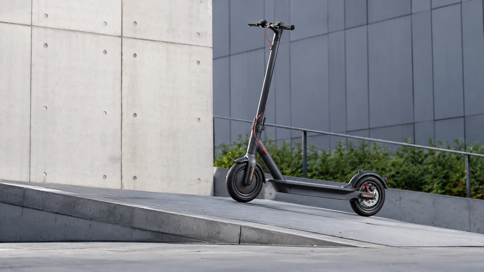 E-Scooter auf leichter Steigung, ruhig und technisch