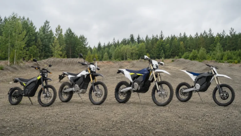 Vier Elektro-Enduros unterschiedlicher Klassen nebeneinander auf einem Geländeplatz