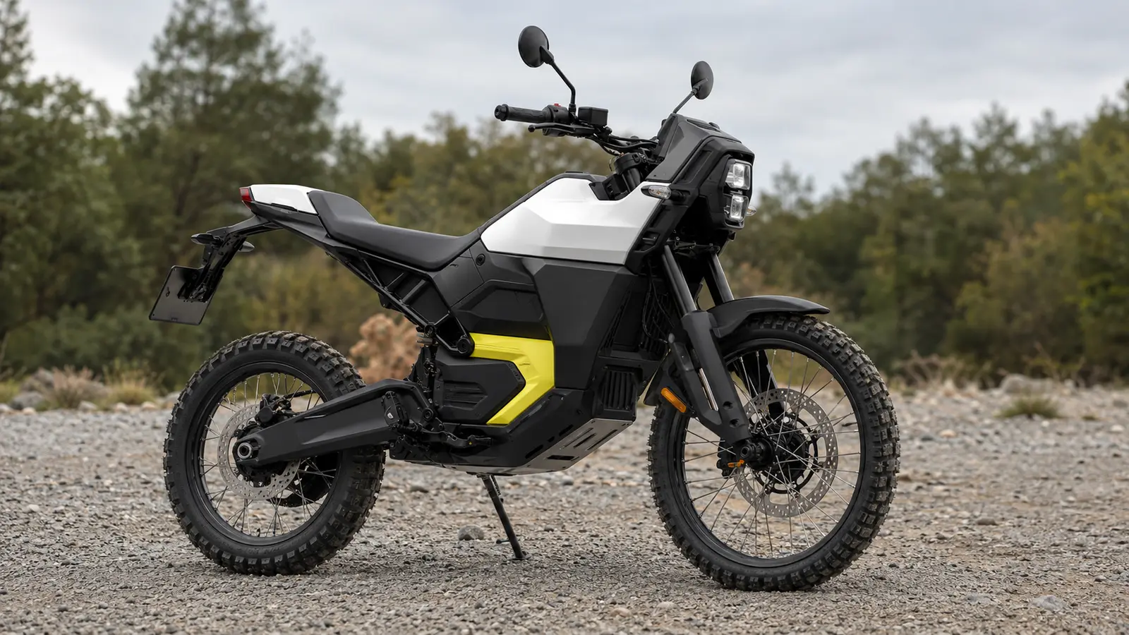 Can-Am Origin Elektro-Enduro mit Straßenausstattung auf Schotterplatz