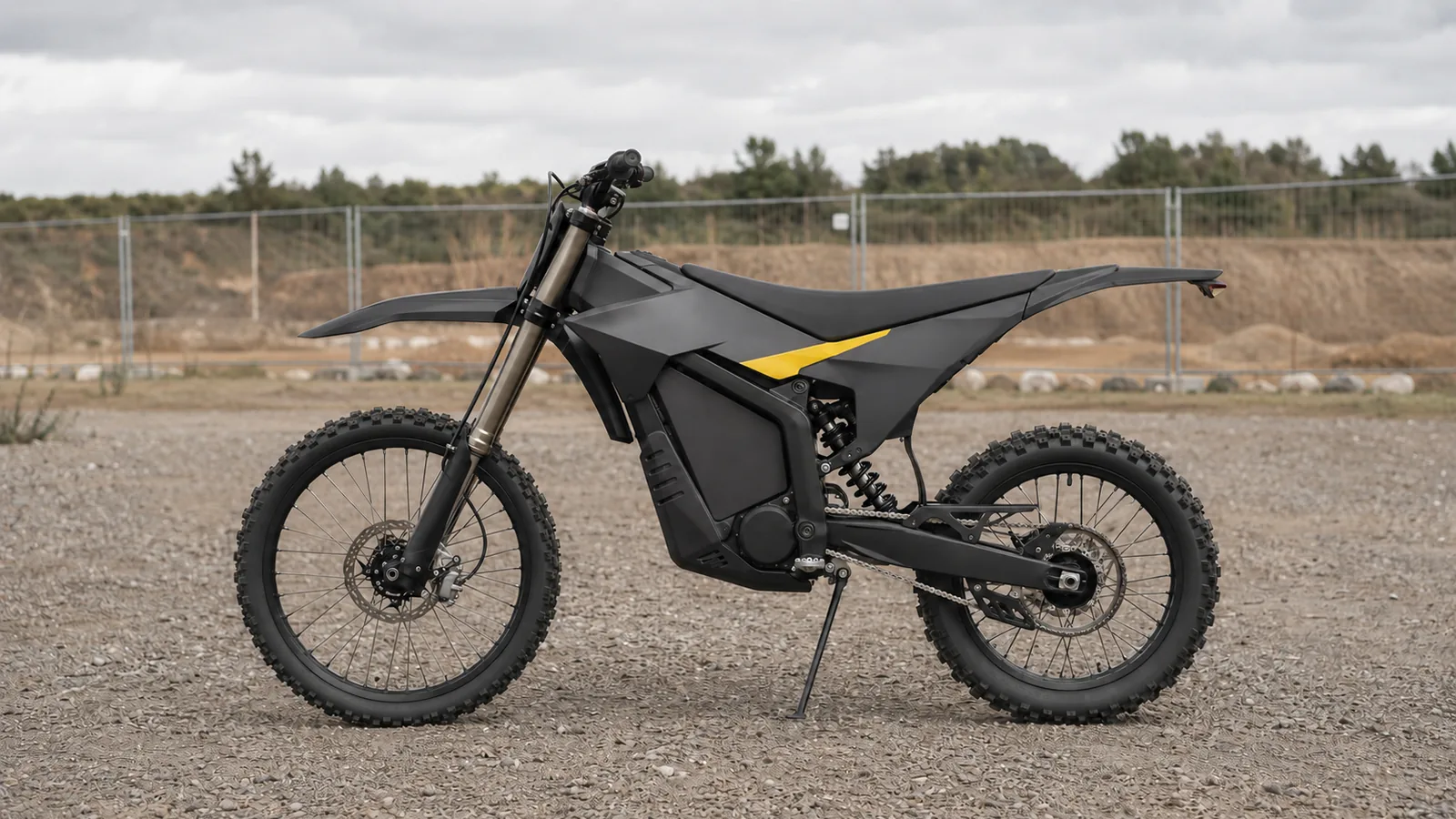E-Enduro in Seitenansicht: schmaler Rahmen, langer Federweg, grobstollige Reifen