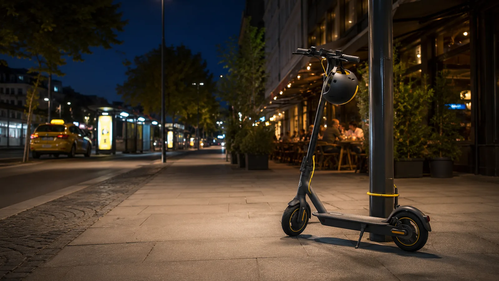 E-Scooter steht nachts sicher abgestellt neben Taxi und Bahn als Alternative nach Alkohol