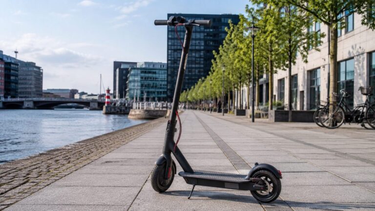 Schwarzer E-Scooter auf einer Hafenpromenade in Kopenhagen