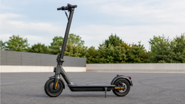 Schwarzer E-Scooter allein auf asphaltierter privater Testfläche ohne Smartphone, sachlicher Gerätebezug