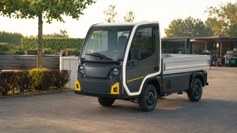Elektro-Transporter mit Pritsche auf einem Betriebshof