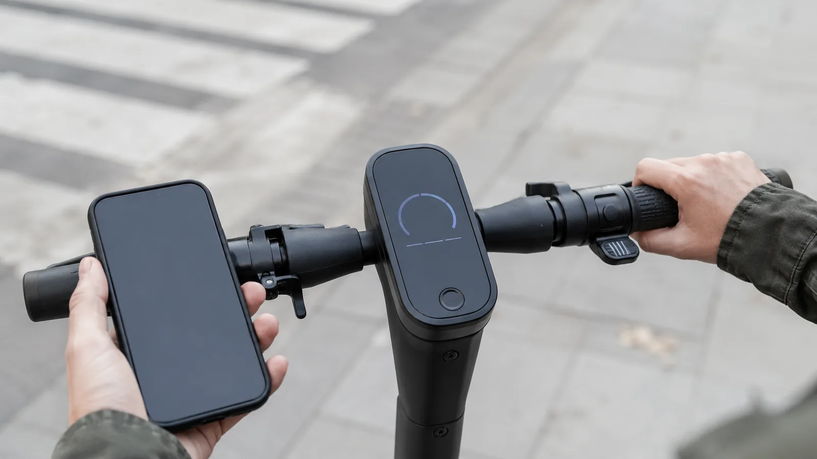 E-Scooter-Lenker mit Display und Smartphone im Stadtumfeld