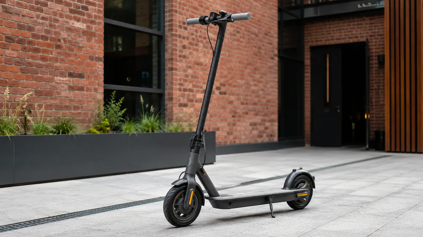 Markenloser Ninebot-G30-ähnlicher E-Scooter auf modernem Hof