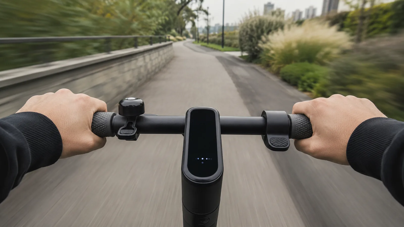 E-Scooter-Lenker mit Display und leichter Bewegungsszene im Hintergrund