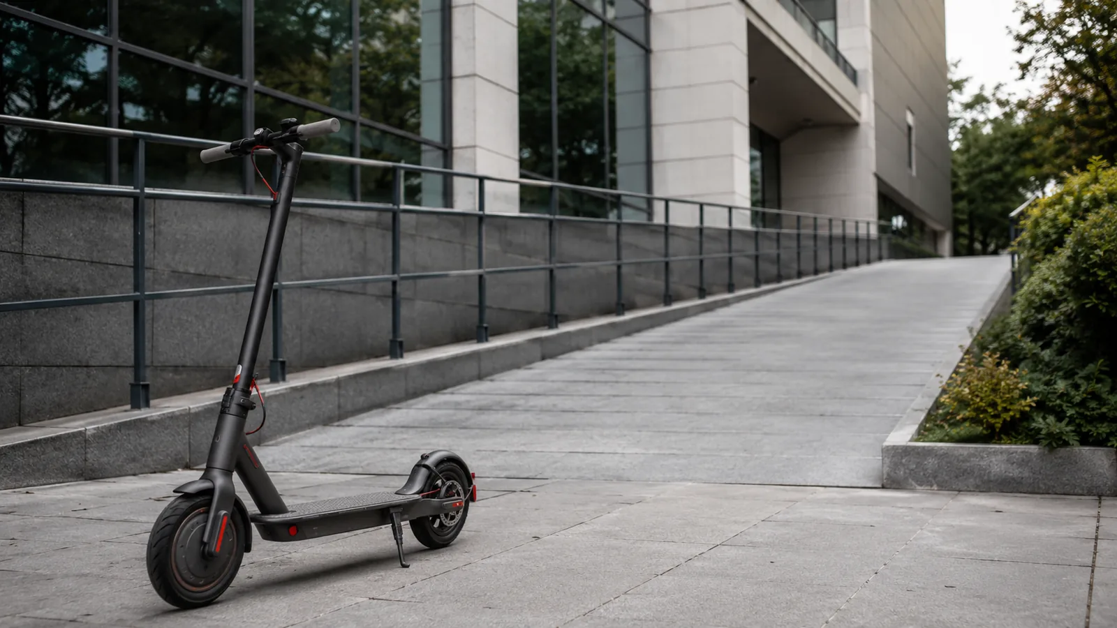 Schwarzer E-Scooter seitlich abgestellt mit sichtbaren Reifen und Bremsen, Prüfanmutung zu Gewährleistung und Verschleiß