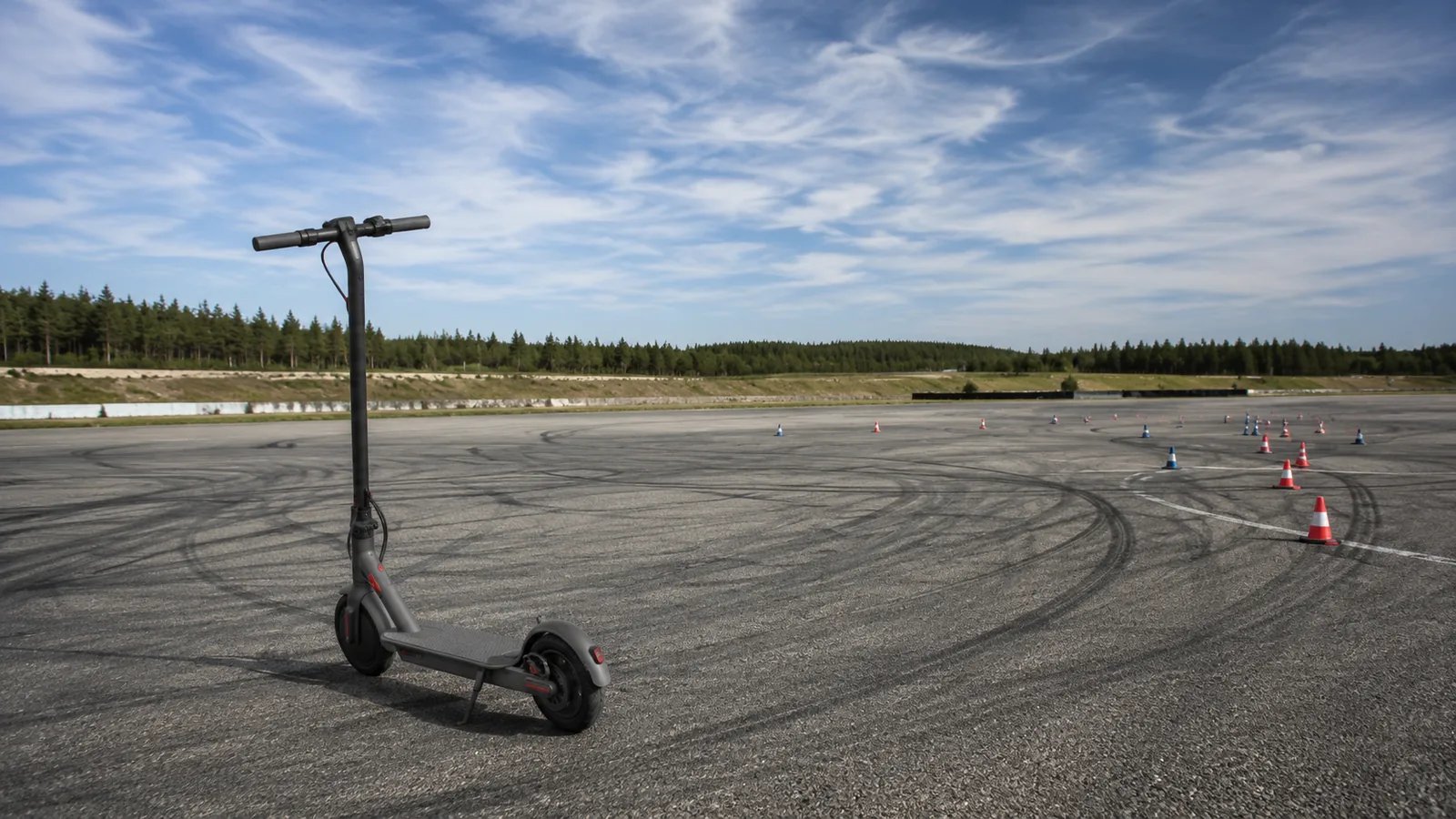 E-Scooter auf privater Testfläche mit weiter Perspektive und sachlichem Leistungsbezug