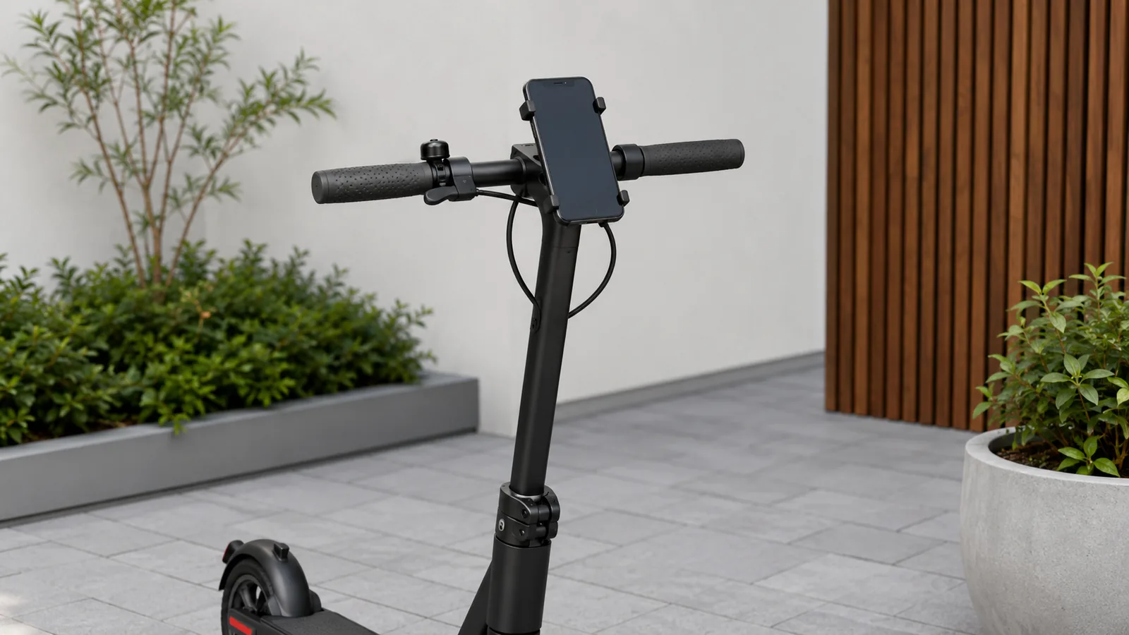 E-Scooter mit Smartphone und Display in neutraler Hofszene
