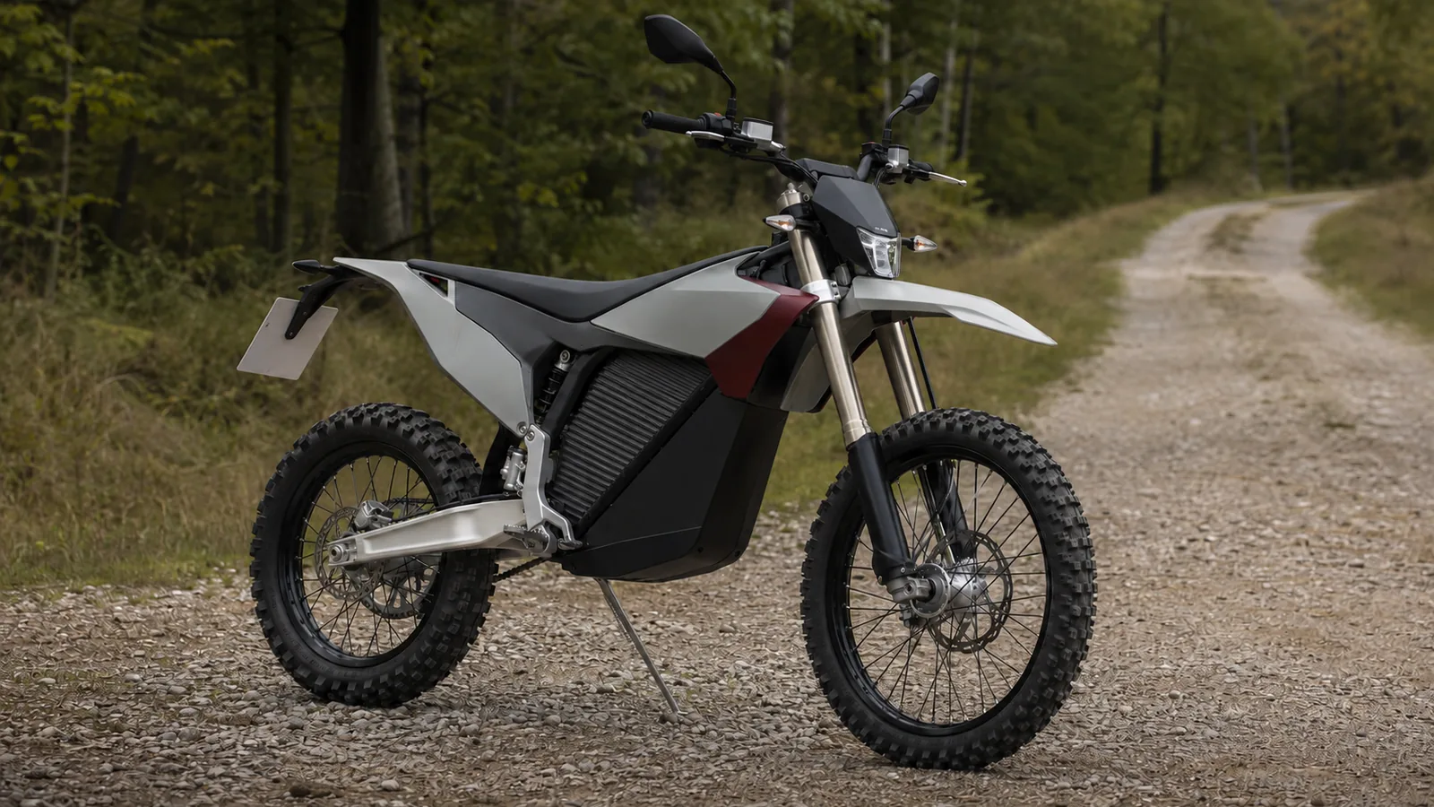 Stark VARG EX Elektro-Enduro mit Straßenausstattung auf Schotterweg