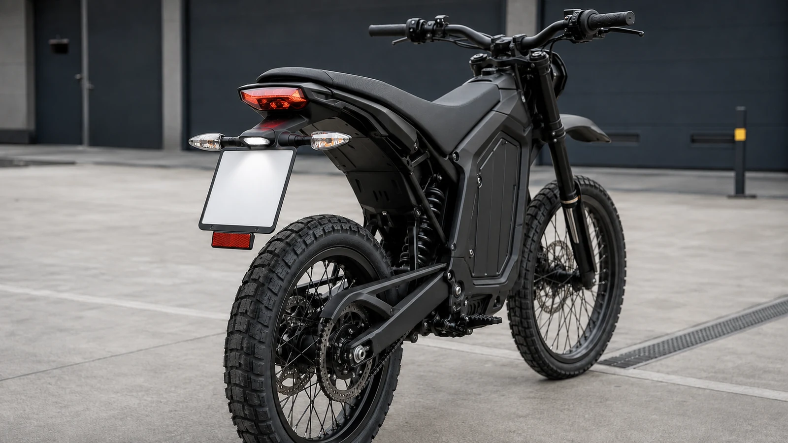 Elektro-Enduro von hinten mit Kennzeichenhalter, Blinkern und rotem Rückstrahler
