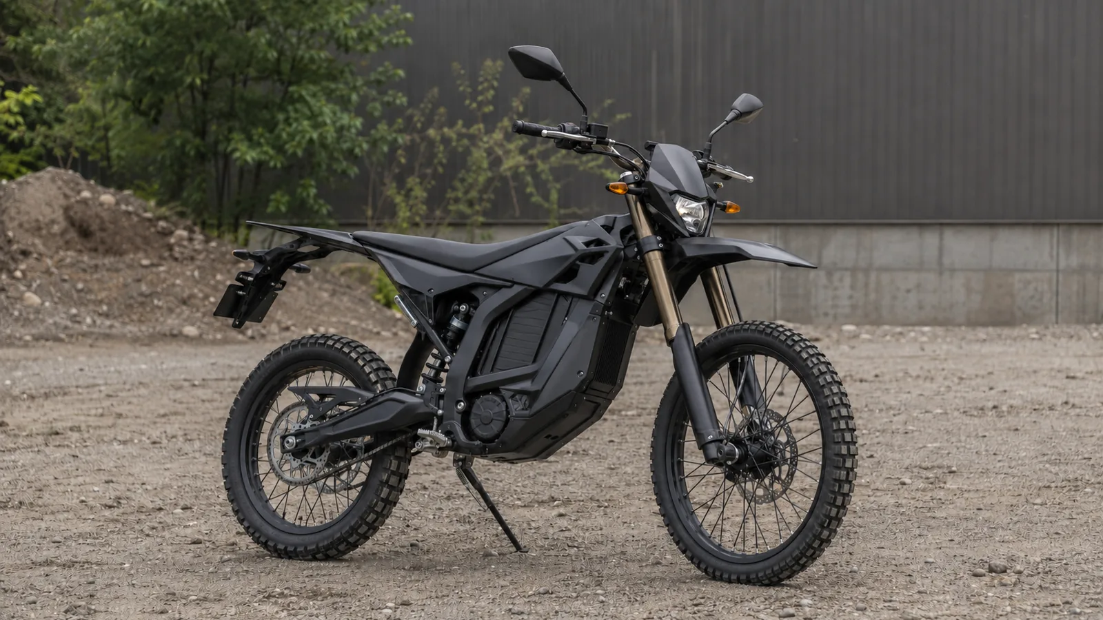 Sur-Ron Storm Bee L3e-Enduro mit Straßenausstattung in neutralem Umfeld
