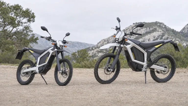 Zero XB und XE Elektro-Enduros der X-Line nebeneinander im Gelände