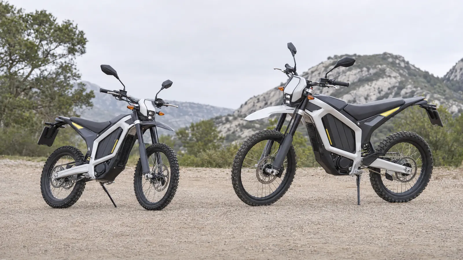 Zero XB und XE Elektro-Enduros der X-Line nebeneinander im Gelände