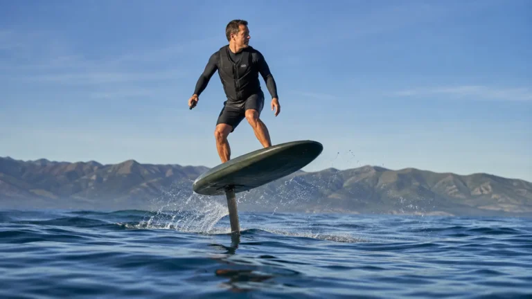 Elektrisches Foilboard hebt auf dem Tragflügel aus dem Wasser, Datencheck Audi eFoil und Aerofoils