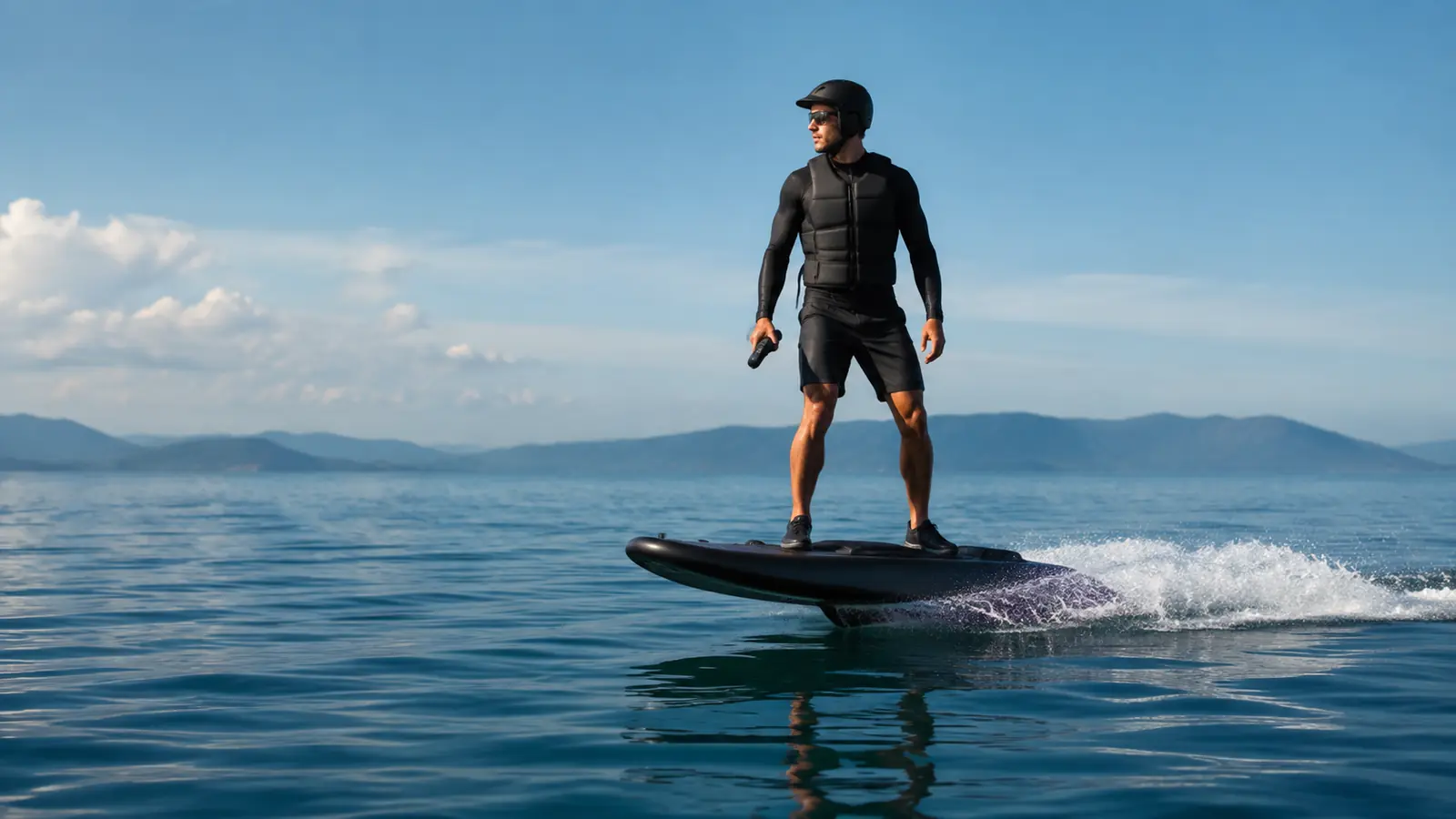 Awake RÄVIK Jetboard fährt mit Gischt über Wasser, Fahrer mit Handregler