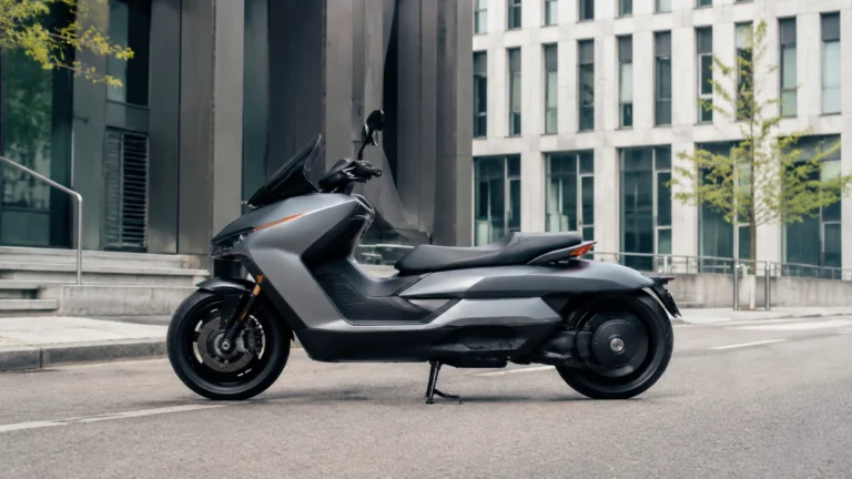 BMW CE 04 Elektro-Maxi-Roller auf einer Stadtstraße von der Seite