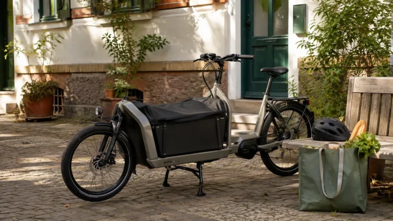 Cargo-Bike vor einem Wohnhaus, Symbol für die Entscheidung zwischen Abo, Leasing und Kauf