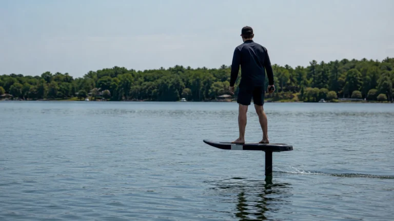 eFoil auf ruhigem Wasser, Symbolbild für die Rechtslage und Kennzeichnung in Deutschland