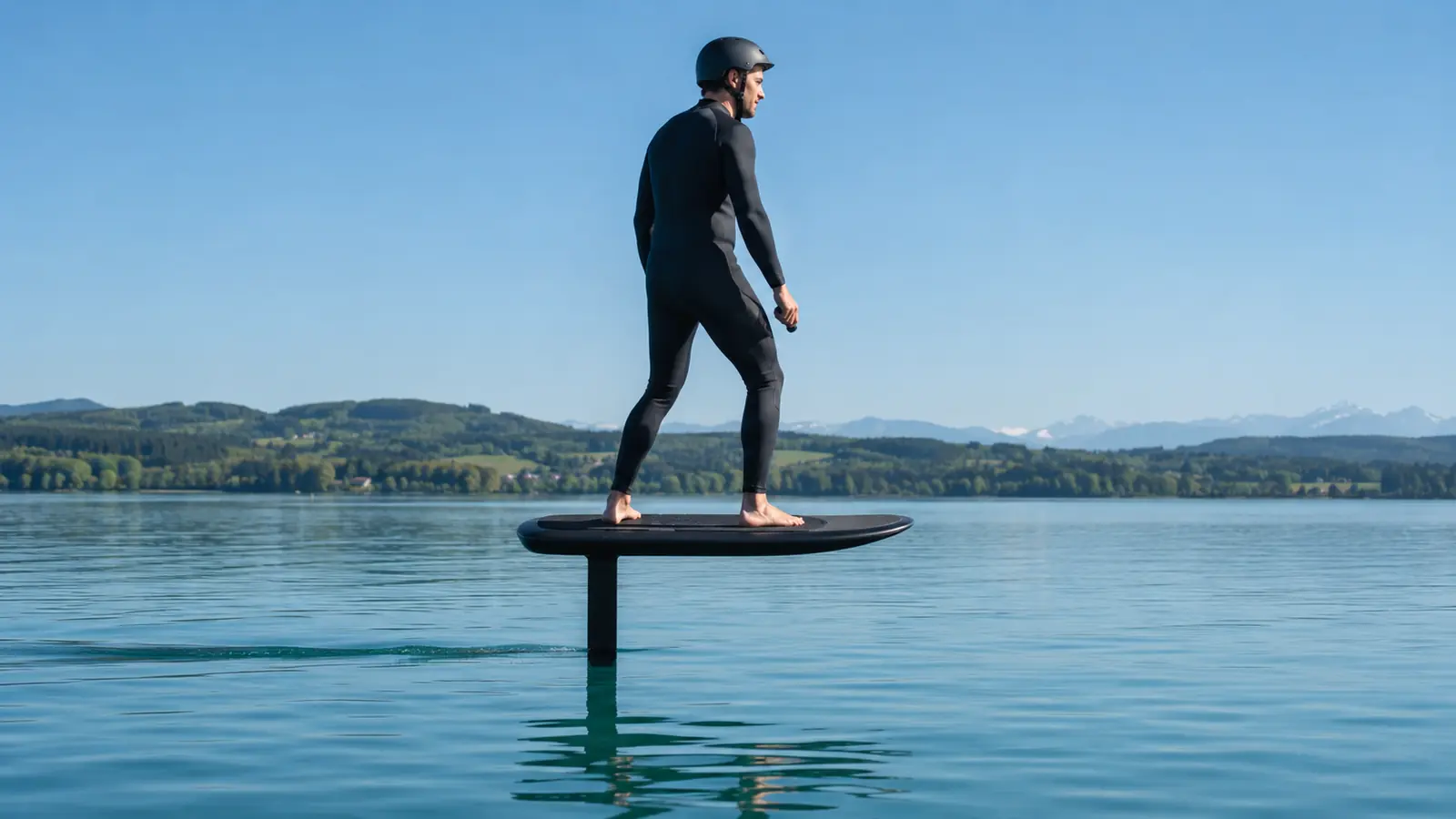 eFoil schwebt über Wasser, nur der Mast taucht ein, Technik erklärt