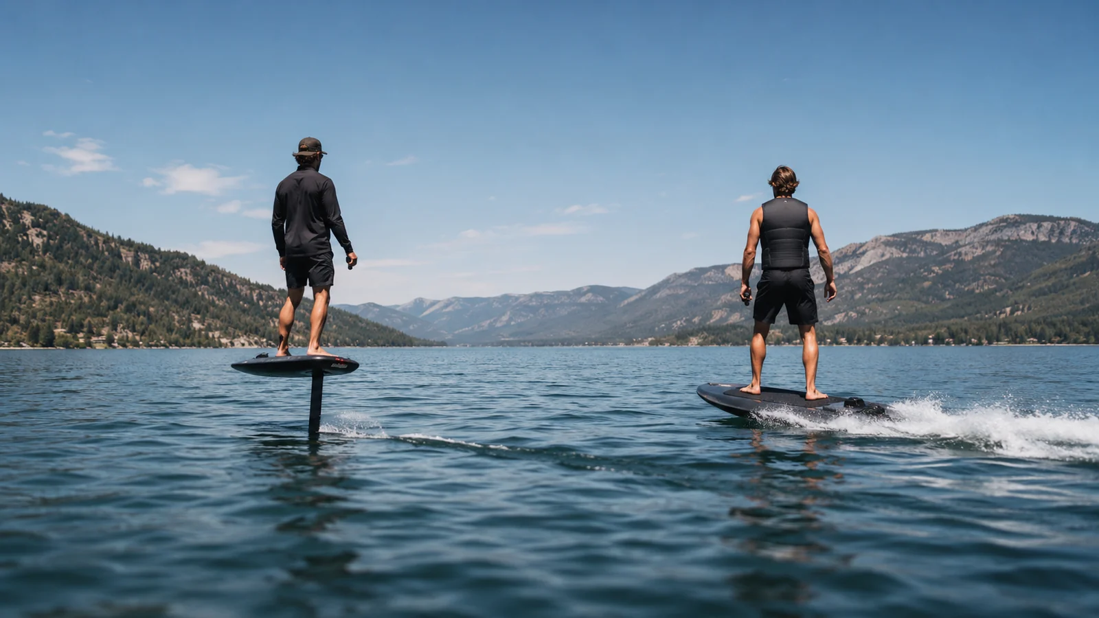 eFoil schwebt links auf Tragflügel, Jetboard gleitet rechts mit Jet-Schub, Systemvergleich