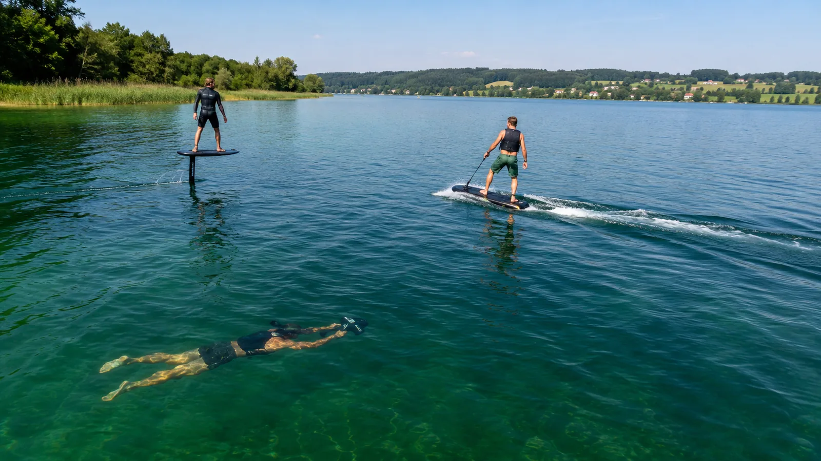 eFoil, Jetboard und Tauchscooter auf einem See im Vergleich, elektrischer Wassersport 2026