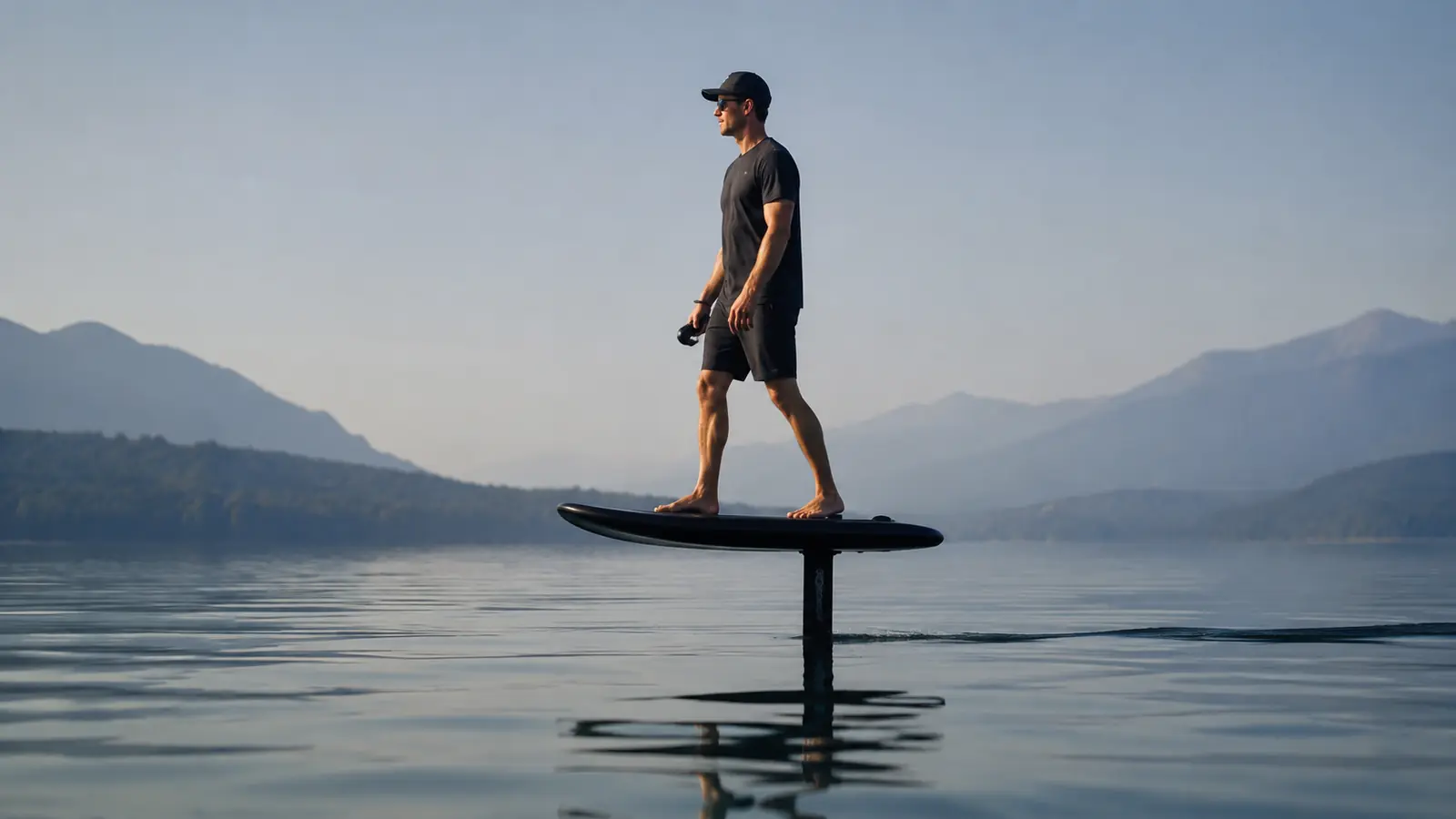 Elektrisches Foilboard gleitet auf einem Tragflügel über ruhigem Wasser
