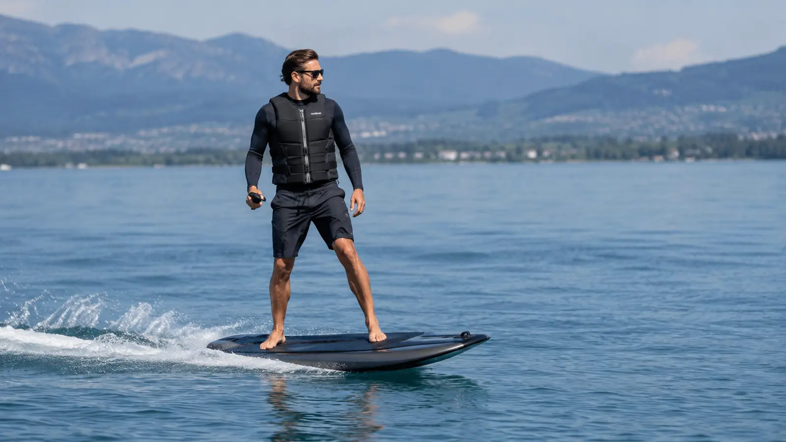 Jetboard mit Wasserstrahlantrieb auf freigegebener Wasserfläche, Symbolbild für Kennzeichen, Führerschein und Versicherung