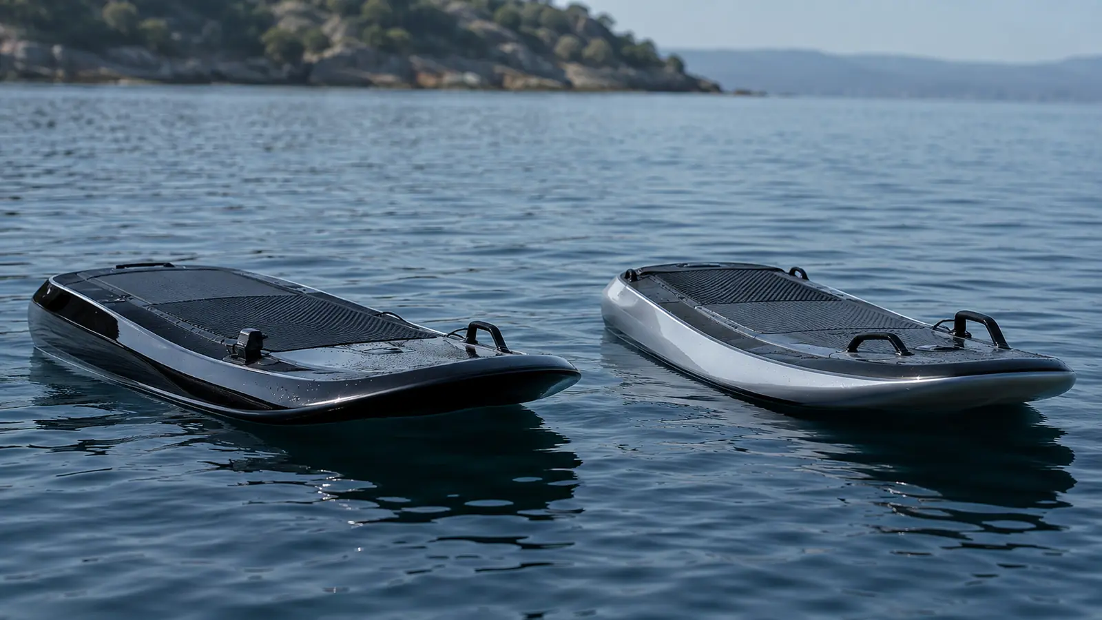 Elektrisches Jetboard von Lampuga und Radinn nebeneinander auf ruhigem Wasser im Datencheck-Vergleich