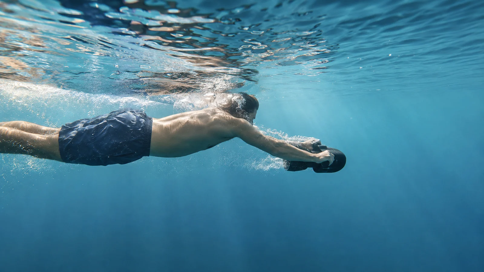 Person fährt mit einem Seabob Sea-Scooter knapp unter der Wasseroberfläche