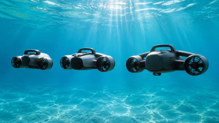 Sublue Tauchscooter WhiteShark, Navbow und Vapor nebeneinander im klaren Wasser