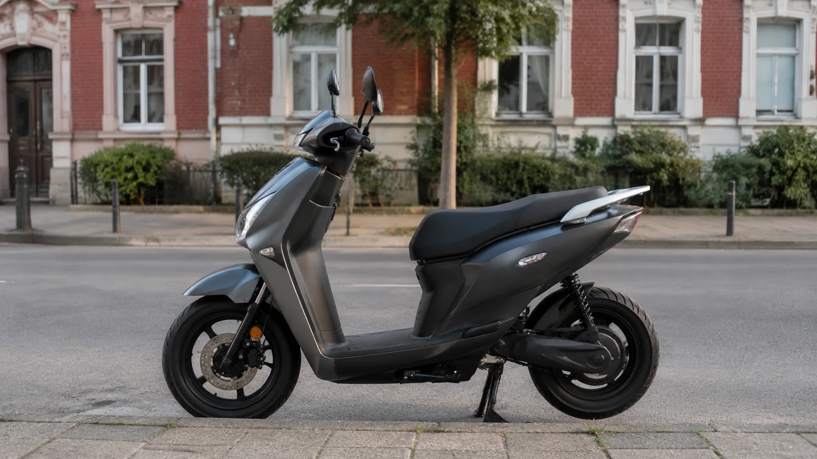 Suzuki e-Address Elektroroller in der Stadt, seitliche Ansicht
