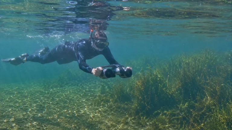 Person mit Tauchscooter knapp unter der Wasseroberfläche, Symbolbild für Regeln, Naturschutz und erlaubte Gewässer