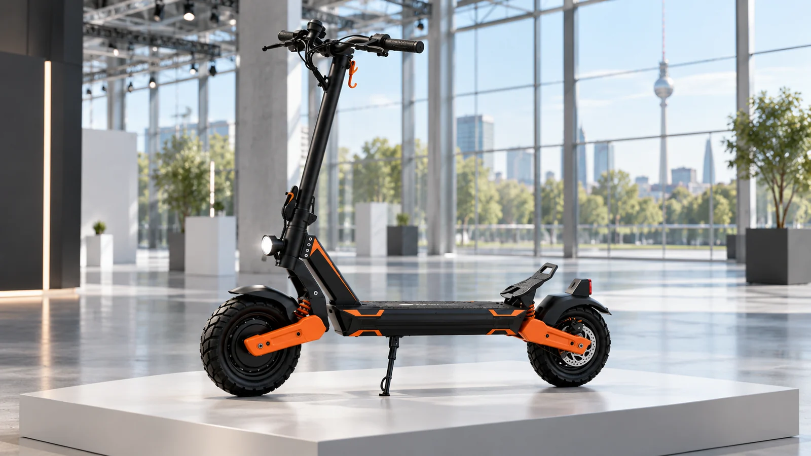 Schwarz-oranger E-Scooter auf einem weißen Podest in einer Messehalle. KI-generierte Szene · redaktionell geprüft.